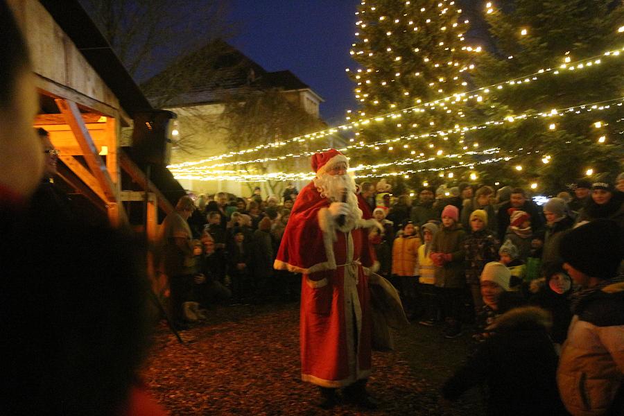 Der Nikolaus ist auf dem Leopoldshöher Kirchof angekommen und verteilt Süßigkeiten. Foto: Edeltraud Dombert