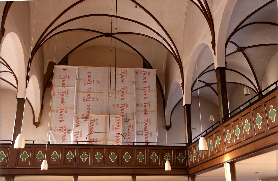 Gut eingapackt wartet die Orgel auf Ihre Reinigung, die als letztes erfolgen soll, wenn alle anderen Renovierungsarbeiten abgeschlossen sind. Foto: Edeltraud Dombert