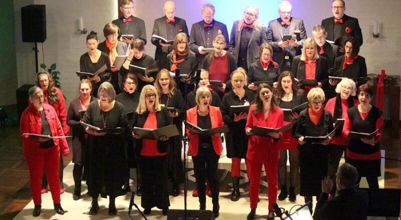 Der Projektchor der evangelisch-reformierten Kirchengemeinde Leopoldshöhe gab sein Weihnachtskonzert in der Kirche Bechterdissen. Foto: Thomas Dohna