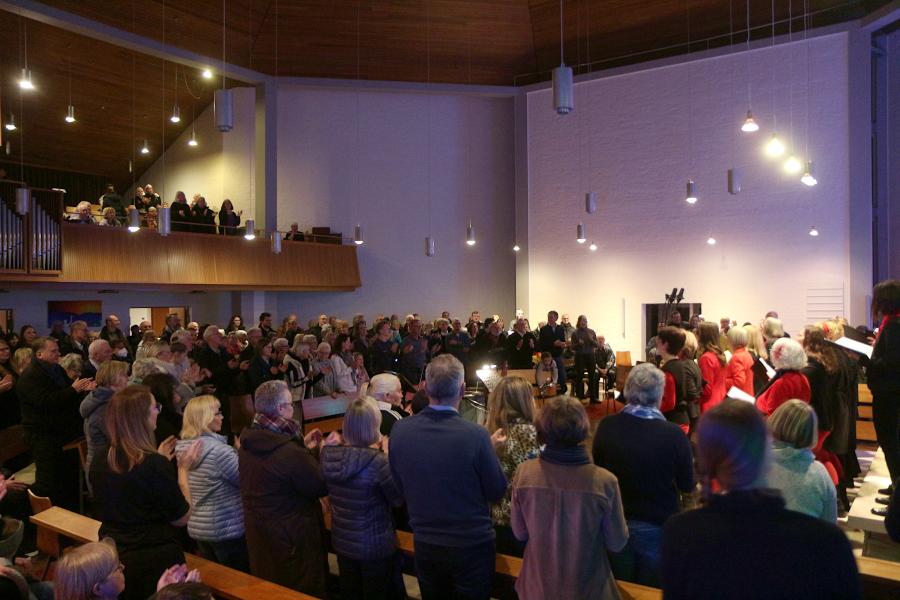 Zum Schluss stand das Publikum in der Bechterdisser Kirche. Foto: Thomas Dohna