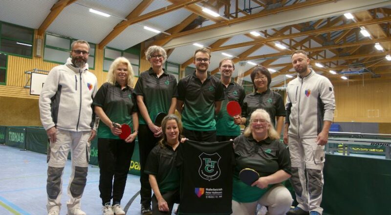 Thomas Zietek (von links), Cordula Wiemer, Andrea Schäfers, Iris Gereber-Zietek, David Schwindt, Seffen Südhölter, Heike Braun, Siyun Dong und Olaf Kunz bei der Vorstellung der neuen Mannschaftstrikots des TTC Schuckenbaum. Foto: Thomas Dohna