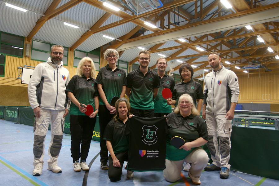 Thomas Zietek (von links), Cordula Wiemer, Andrea Schäfers, Iris Gereber-Zietek, David Schwindt, Steffen Südhölter, Heike Braun, Siyuan Dong und Olaf Kunz bei der Vorstellung der neuen Mannschaftstrikots des TTC Schuckenbaum. Foto: Thomas Dohna