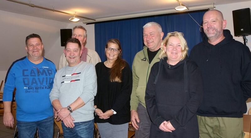 Lutz Hoena, Stefan Barthelmeus, Michael Bartsch und Cornelia Schröder (von links) sind der neue alte Vorstand des Vereins Cup der guten Hoffnung. Ernst und Petra Relzow gehören zu den aktivsten Spendern. Michael Schröder ist Kassenprüfer. Foto: Thomas Dohna