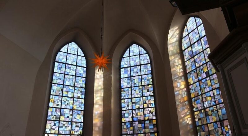 Ein Hauch von adventlicher Stimmung verbreitet der Herrenhuter Stern an der Decke des Altarraumes. Foto: Edeltraud Dombert