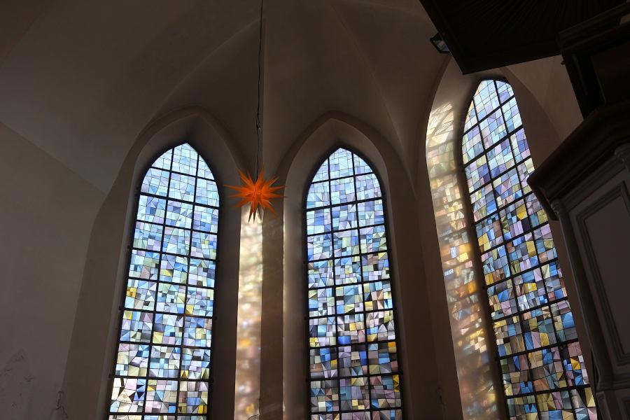 Einen Hauch von adventlicher Stimmung verbreitet der Herrenhuter Stern an der Decke des Altarraumes. Foto: Edeltraud Dombert