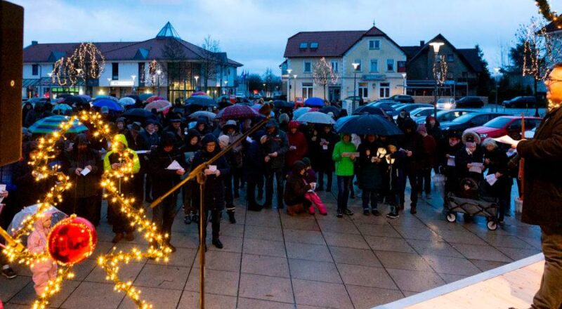 Pfarrer Hendrik Meier hält vor etwa 100 Besuchern des Heiligabendgottesdienstes auf dem Marktplatz die Ansprache. Foto: Mandy Göhler