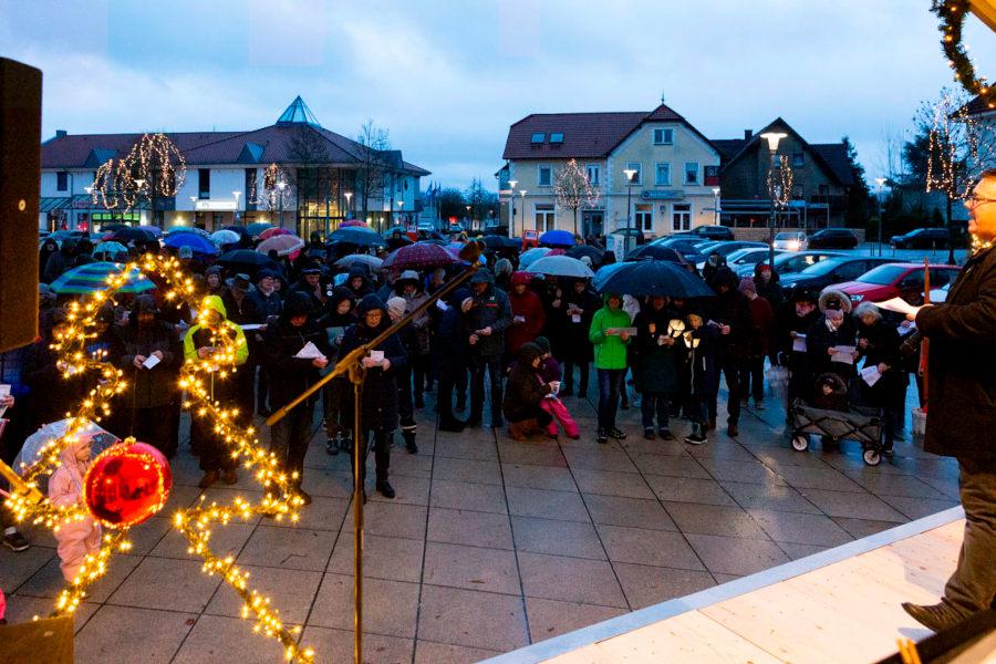 Pfarrer Hendrik Meier hält vor etwa 100 Besuchern des Heiligabendgottesdienstes auf dem Marktplatz die Ansprache. Foto: Mandy Göhler