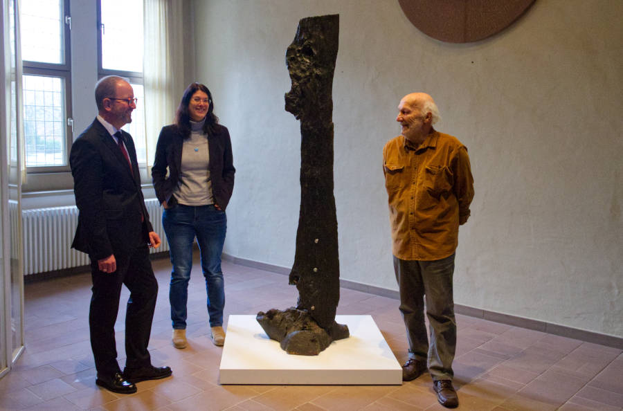 Künstler H-Punkt Schmidt (rechts), Landesverbandsvorsteher Jörg Düning-Gast und Dr. Mayarí Granados mit der „Schwemmholzskulptur“, Eiche, Schwemmholz aus der Bega, 200 cm x 30 cm x 5 cm. Foto: Stephanie Theuner, Landesverband Lippe