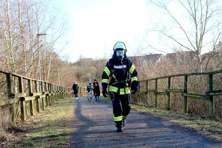 Auf dem Weg zur Brücke des Bürgermeister-Brinkmann-Weges über die Teutoburger Straße muss Julie Schütze einen Anstieg in flottem Schritt bewältigen. Foto: Thomas Dohna