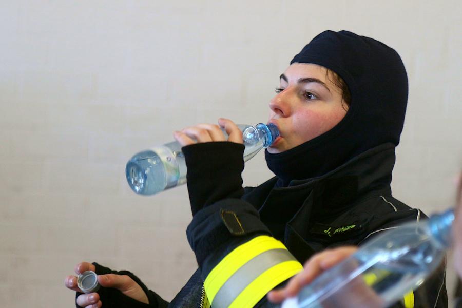 Nach dem Marsch muss Julie Schütze erst einmal ordentlich trinken. Foto: Thomas Dohna