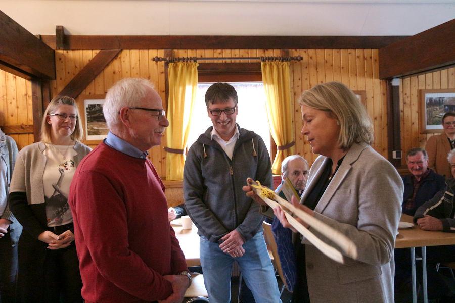 Die Leader-Regionalmanagerin Susanne Weißhaupt überreicht dem Vorsitzenden des Heimatvereins Helmut Depping zur Einweihung des neuen Anbaus am Heimathof eine Grillzange. Bürgermeister Martin Hoffmann schaut zu. Foto: Thomas Dohna