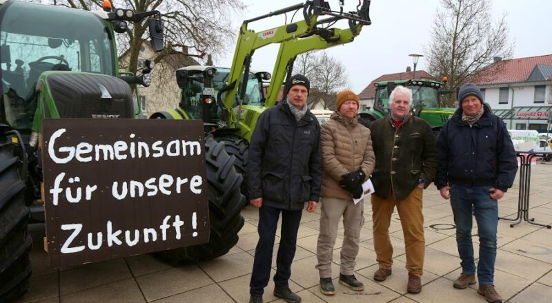 Die Landwirte Christian Reckefuß, Arnd Kerker, Hermann Graf von der Schulenburg und Töns Meier zu Döldissen machten auf dem Marktplatz auf die Sorgen der Landwirte aufmerksam. Foto: Thomas Dohna