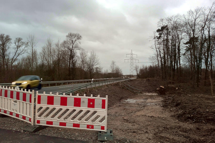 Der von Lage kommende Bürgerradweg endet kurz vor der Bodendeponie an der Schackenburger Straße. Foto: Thomas Dohna