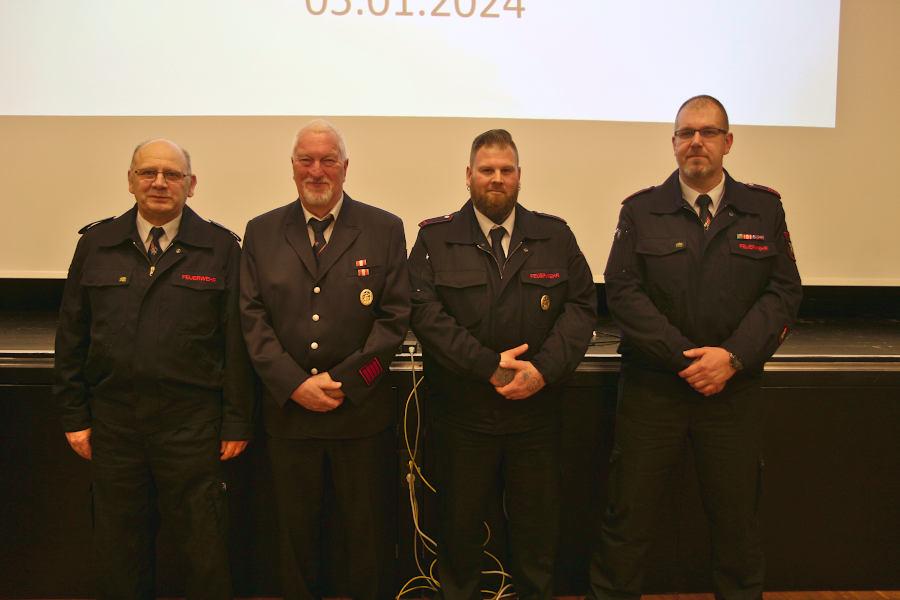 Gerd Deppe (links) ist jetzt stellvertretender Sprecher der Altersabteilung, Klaus-Peter Schade deren neue Sprecher. Sascha Schurig ist Jugendwart, Andreas Bolz stellvertrender Gemeindejugendfeuerwehrwart. Foto: Thomas Dohna