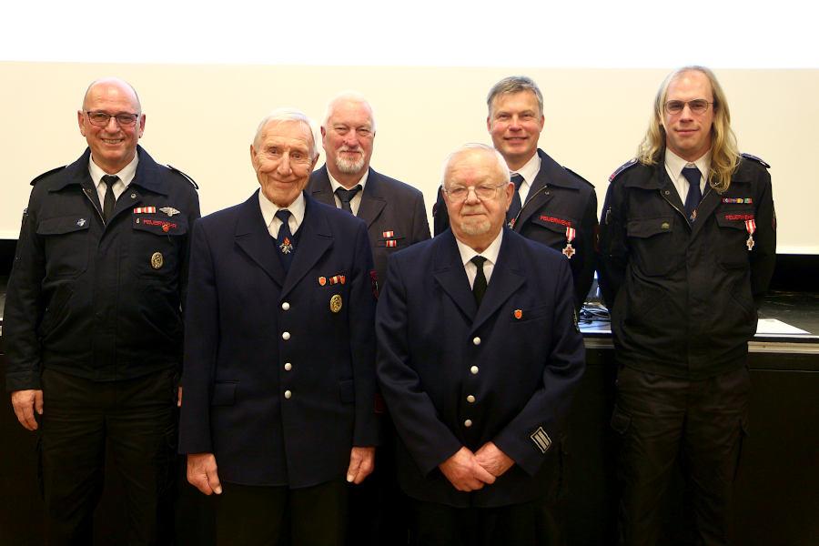 Wolfgang Meyer (links) ist 50 Jahre, Paul Weitenhofer 60 Jahre Mitglied der Freiwilligen Feuerwehr Leopoldshöhe. Klaus-Peter Schade ist 50 Jahre dabei. Dirk Teubner und Christopher Dove haben eine Auszeichnung für 25 Jahre Dienst erhalten. Foto: Thomas Dohna