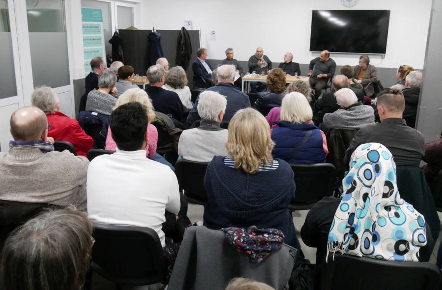 Im Gespräch. Mit Dieter Bökemeier, Josef Kalasch, Bülent Yilmaz, Matitjahu Kellig, Nihat Köse und Winfried Neumann (von links). Foto: Lippische Landeskirche