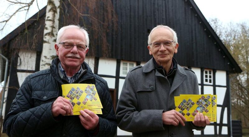 Helmut Depping und Detlef Tamm vom Heimatverein Leopoldshöhe stellen den neuen Veranstaltungskalender des Heimatvereines vor. Foto: Thomas Dohna