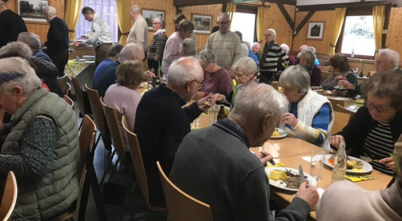 Viele waren der Einladung des Heimatvereins zum traditionellen Wurstebreiessen auf dem Heimathof gefolgt. Foto: Privat