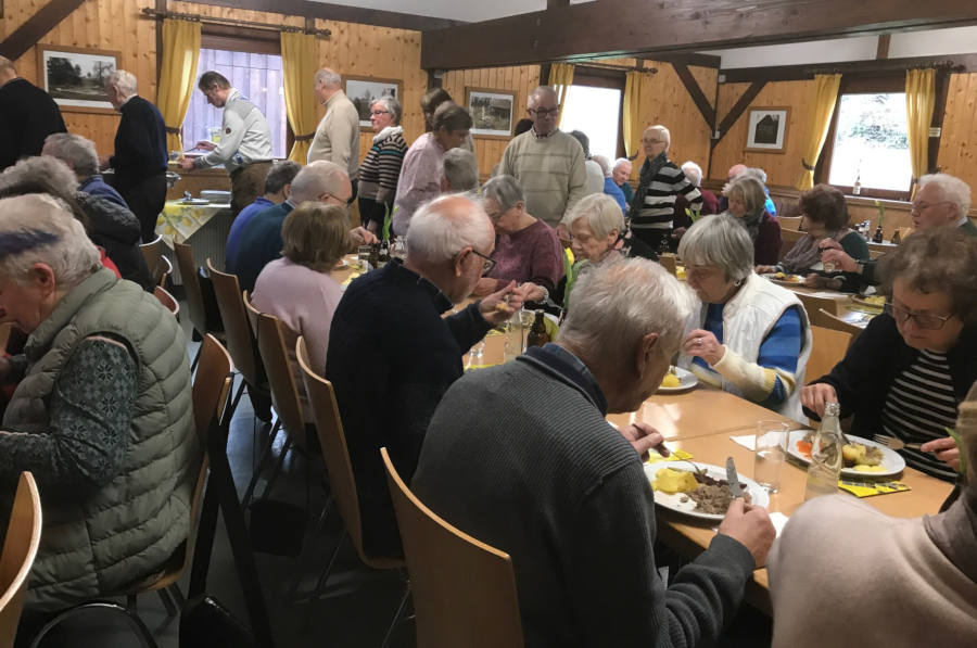 Viele waren der Einladung des Heimatvereins zum traditionellen Wurstebreiessen auf dem Heimathof gefolgt. Foto: Privat