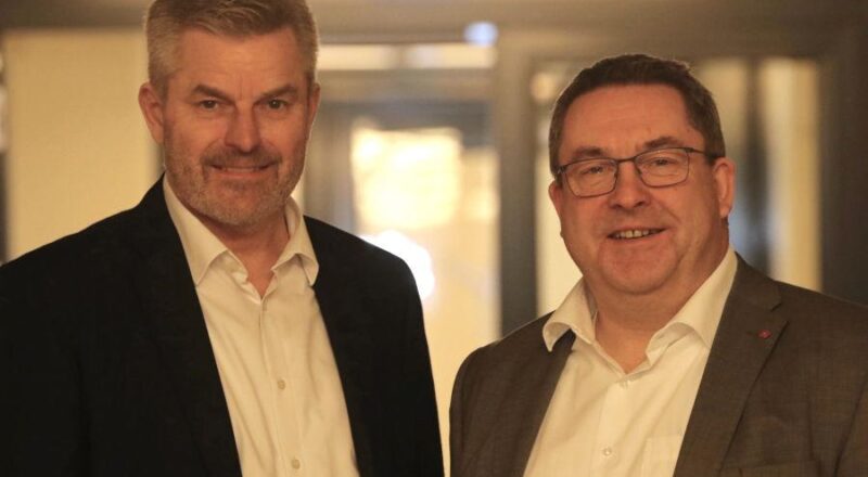 Dirk Becker, (links) Sprecher der lippischen Bürgermeister, und Landrat Axel Lehmann freuen sich über die Einigung bei der Kreisumlage. Foto: Kreis Lippe