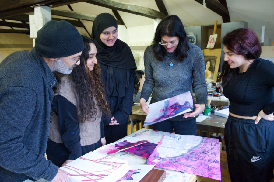 Rosario de Simone (links) und Mayarí Granados (zweite von rechts) schauen sich die bisher entstandenen Kunstwerke der Schülerinnen Sultan Atay, Laiba Iqbal und Nadja Yunan (von links) an. Foto: Landesverband Lippe