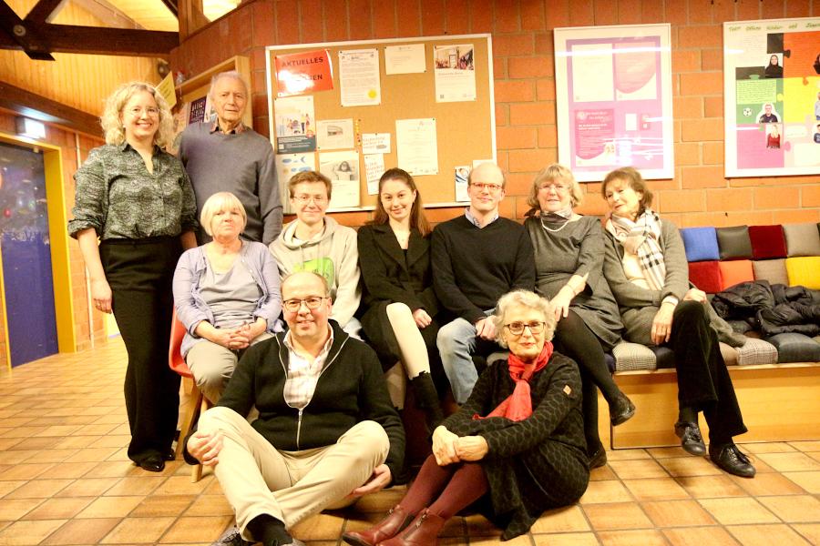 Filmemacherin Asbirg Naranjo, Ingo Knabenreich, Margit Berghorn (beide Leos Kino-Team), Leo Piron und Kim Schönefeldt von der FFG, Filmemacher Valentin Hilker, Ulrike Linsmeier und Poni Lüking (hinten von links), Ulrich Schumann und Uli Aaltonen (vorn sitzend) vom Leos Kino-Team freuen sich auf die ausverkaufte Geburtstagsvorstellung. Foto: Edeltraud Dombert