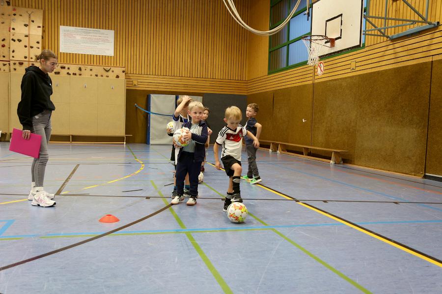 Unter den Augen ihrer Trainerin Emily Weigel üben die Jungen den Torschuss. Foto: Thomas Dohna