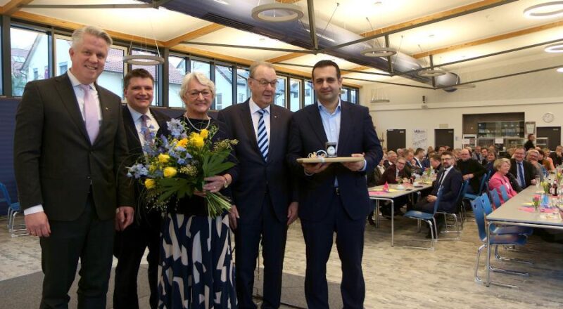 Tobias Jaehn, Vorsitzender des FDP Stadtverbandes Oerlinghausen/Leopoldshöhe, Lars-Uwe Kettner, Annegret und Peter Meier sowie FDP-Generalsekretär Bijan Djir-Sarai stehen vor den gut gefüllten Stuhlreihen beim Neujagrsempfang der FDP. Foto: Thomas Dohna