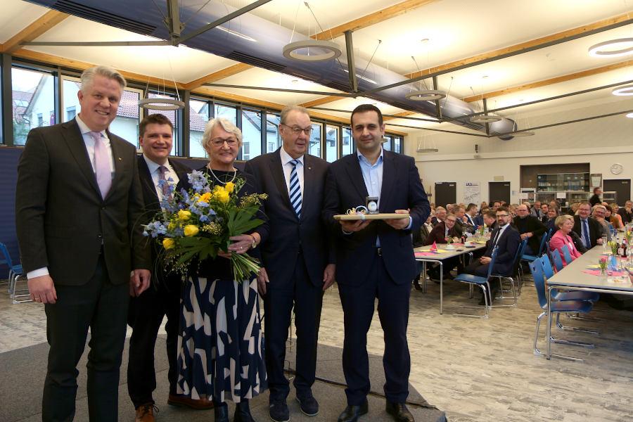 Tobias Jaehn, Vorsitzender des FDP Stadtverbandes Oerlinghausen/Leopoldshöhe, Lars-Uwe Kettner, Annegret und Peter Meier sowie FDP-Generalsekretär Bijan Djir-Sarai stehen vor den gut gefüllten Stuhlreihen beim Neujagrsempfang der FDP. Foto: Thomas Dohna