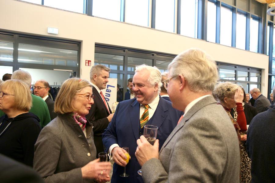 Marie-Luise Asemissen, Herrmann Graf von der Schulenburg und Frank Schäffler unterhalten sich bei einem FDP-Neujahrsempfang in Oerlinghausen. Archivfoto: Thomas Dohna