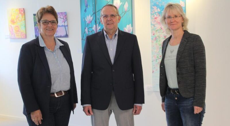 Verwaltungsvorständin Sabine Beine (links) und Claudia Holzkämper, Fachbereichsleiterin für Soziales und Integration, stellen die neue Ombudsperson Wolfgang Glauer im Kreishaus vor. Foto: Kreis Lippe