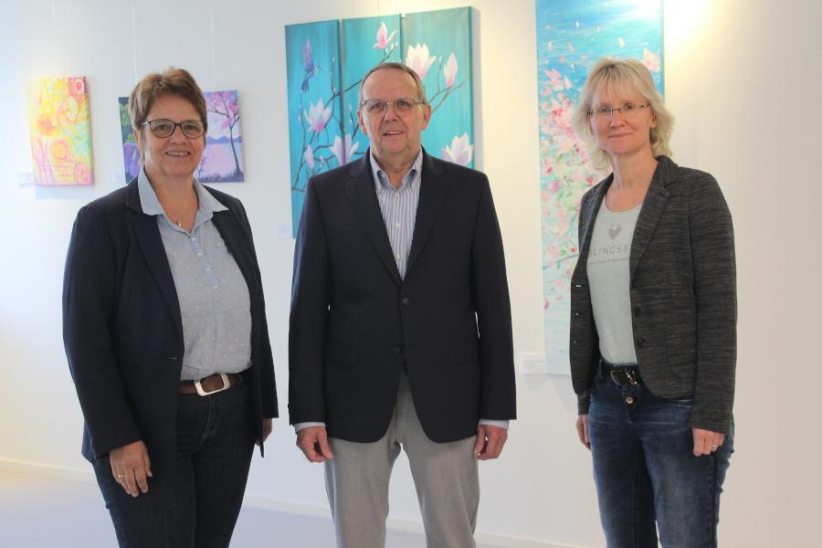 Verwaltungsvorständin Sabine Beine (links) und Claudia Holzkämper, Fachbereichsleiterin für Soziales und Integration, stellen die neue Ombudsperson Wolfgang Glauer im Kreishaus vor. Foto: Kreis Lippe