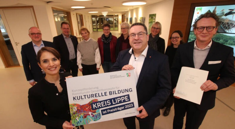 Staatssekretärin Gonca Türkeli-Dehnert überreicht Landrat Dr. Axel Lehmann und Verwaltungsvorstand Dr. Olaf Peterschröder die Auszeichnung für das Konzept „Kulturelle Bildung“ des Kreises Lippe. Mit ihnen freuen sich Dirk Menzel (Leiter Fachdienst Bildung Kreis Lippe), der Landtagsabgeordnete Klaus Hansen, Gisela Wibbing (stv. Leitung Arbeitsstelle Kulturelle Bildung NRW), Dr. A. Heinrike Heil (Geschäftsführerin Stiftung Standortsicherung), Anja Krause (Teamleitung Regionales Bildungsnetzwerk) und Larisa Strese-Gassiev (Projektreferentin Kulturelle Bildung)( hinten von links). Foto: Kreis Lippe