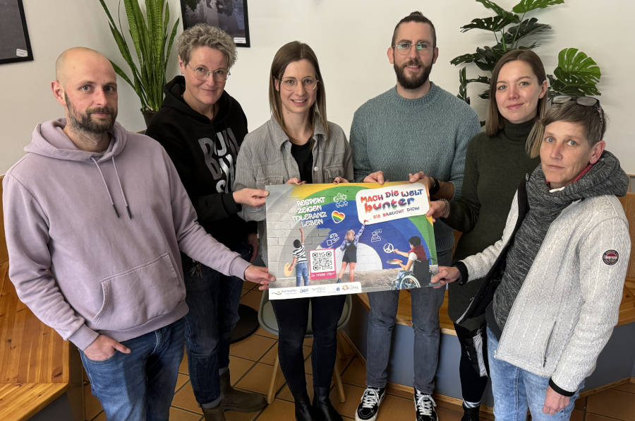 Die Jugendschützerinnen und –schützer stellen die Jugendschutzkampagne des Jahres 2024 vor (von links): Erik Seliger (Stadtjugendamtes Detmold), Heike Strate-Espei (Stadtjugendamt Lage), Natalie Wittmann (Stadtjugendamt Lemgo), Marc Zander (Kreisjugendamt Lippe), Sabrina Abram (Stadtjugendamt Bad Salzuflen) und Elke Kieweg (Stadtjugendamt Lage). Foto: Kreis Lippe