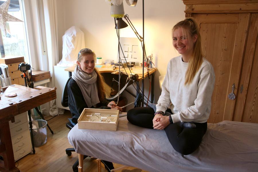 Die Schwestern Anina (links) und Janine Löwe haben sich selbstständig gemacht. Anina Löwe als Schmuckdesignerin, Janine Löwe als Yogalehrerin. Foto: Thomas Dohna