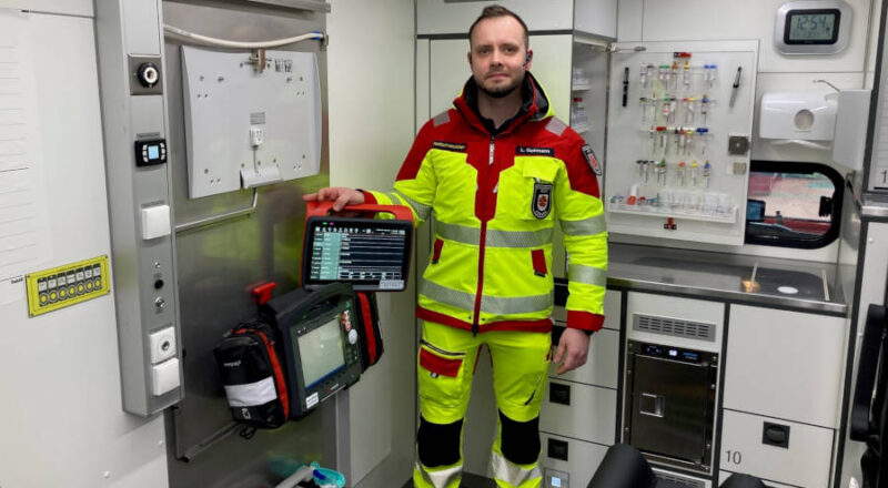 Telenotarzt: Notfallsanitäter Leon Siekmann stellt den Rettungswagen mit Telenotarztsystem vor. Foto: Kreis Lippe