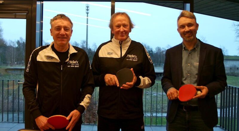 Bernd Wüstenbecker (links) und Uli Watermann vom Tus Bexterhagen berichten Johannes Dittmar vom Sponsor Stadtwerke Bad Salzuflen über die Aussichten für die Rückrunde der Tischtennisverbandsliga. Foto: Thomas Dohna