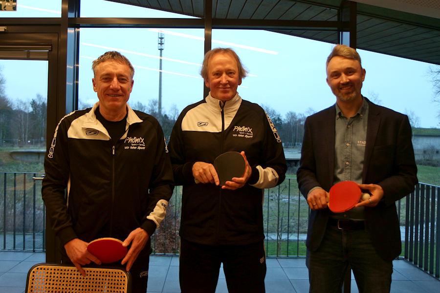 Bernd Wüstenbecker (links) und Uli Watermann vom Tus Bexterhagen berichten Johannes Dittmar vom Sponsor Stadtwerke Bad Salzuflen über die Aussichten für die Rückrunde der Tischtennisverbandsliga. Foto: Thomas Dohna