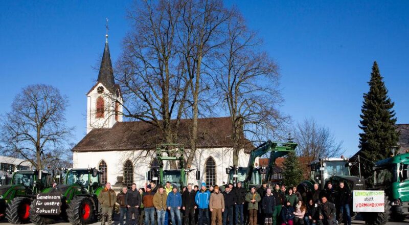 Leopoldshöher Landwirte haben sich gestern auf dem Marktplatz in Leopoldshöhe versammelt, um gemeinsam nach Detmold zur Demonstration zu fahren. Foto: Mandy Göhler