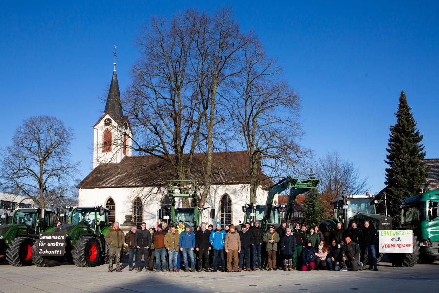 Leopoldshöher Landwirte haben sich gestern auf dem Marktplatz in Leopoldshöhe versammelt, um gemeinsam nach Detmold zur Demonstration zu fahren. Foto: Mandy Göhler