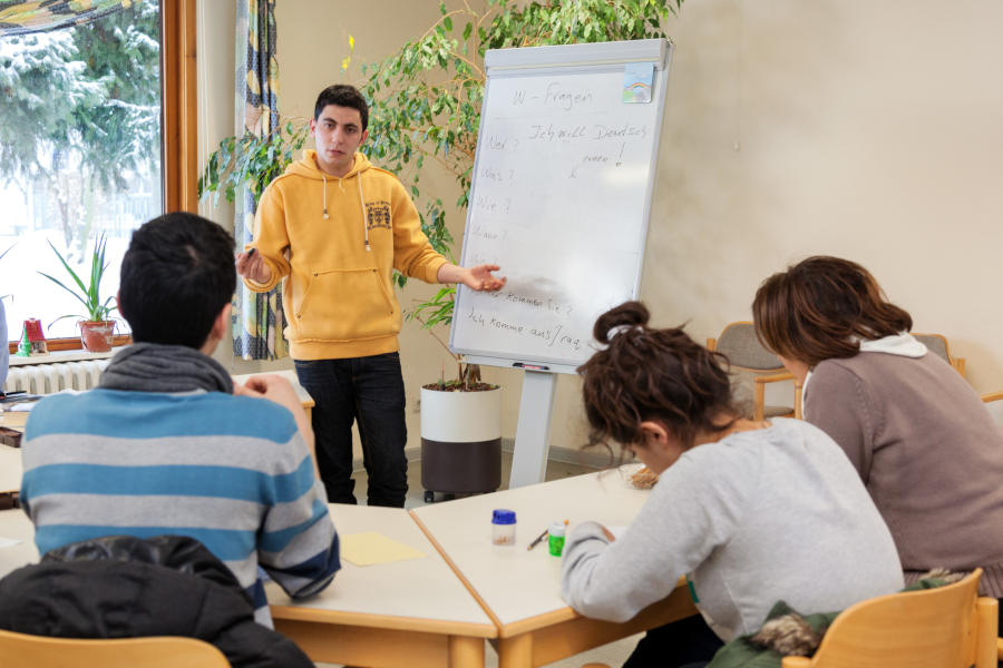 Aufnahmelager Friedland bei Göttingen für Spätaussiedler und Flüchtlinge: Deutsch - Sprachkurs für Flüchtlinge aus dem Januar 2013. Foto: DRK