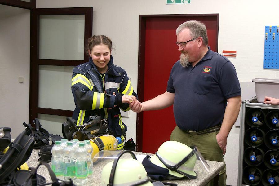 Julie Schütze hat es geschafft. Ausbilder Detlef Solle freut sich mit ihr. Foto: Edeltraud Dombert