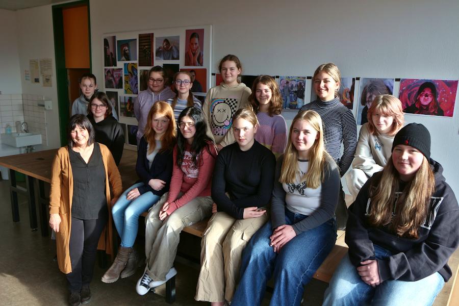 Schülerinnen der Jahrgänge sechs bis zehn der Felix-Fechenbach-Gesamtschule haben an dem Fotografie-Projekt der Fotodesignerin Barbara Fromberger (links) teilgenommen. Foto: Thomas Dohna