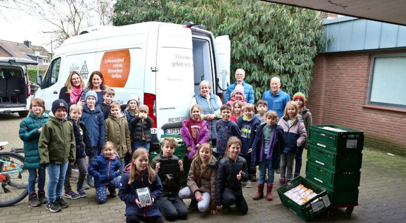 Die Mitglieder des Kinderparlamentes haben für die Tafel eingekauft. Geholfen haben (vorne von links) Mara Thomsen, Julius Weiß, Klara Marie Muschke, Paula Emiliy Johnsen, (hinten von links) die Lehrerinnen Manuela Knoche und Sandra Richter. Die Spende in Empfang genommen haben Brigitt Psiorz, Jürgen Ebbinghaus und Bernd Zimdars (rechts hinten von links) von der Tafel Leopoldshöhe. Foto: Thomas Dohna