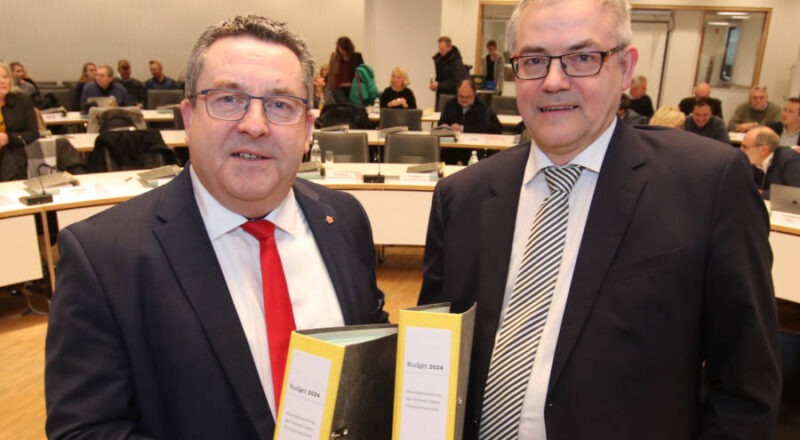 Landrat Dr. Axel Lehmann (links) und Kreiskämmerer Rainer Grabbe bei der Haushaltseinbringung im Kreistag. Foto: Kreis Lippe