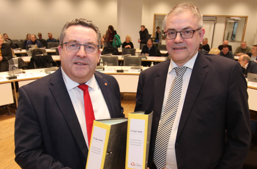 Landrat Dr. Axel Lehmann (links) und Kreiskämmerer Rainer Grabbe bei der Haushaltseinbringung im Kreistag. Foto: Kreis Lippe