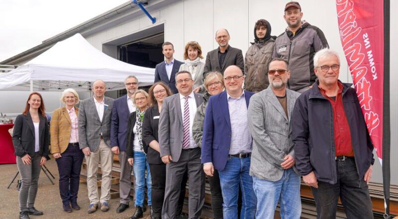 Freuen sich über den gelungenen Start des Projekts „Übergangslotsen“: Christian Zimmermann (Arbeitsvermittler bei der Agentur für Arbeit Detmold, hinten von links)), Dr. Martina Schwartz-Gehring (Vorstandsvorsitzende der Osthushenrich-Stiftung), Rainer Radler (Leitung der Agentur für Arbeit Detmold), Auszubildender Abubaker El Kahloun Amar, Heiko Prause (Inhaber von Heiko Prause HPK-Metallbau) und Vanessa Boschke (Koordinierungsstelle Schule-Beruf, vorne von links), Claudia Holle (Geschäftsführerin der Osthushenrich-Stiftung), Stefan Susat (Vorstand des Jobcenters Lippe), Heiko Jucks (Schulleitung des Hanse-Berufskollegs), Claudia Eikmann (Bezirksregierung Detmold), Übergangslotsin Nadja Steinhage, Landrat Dr. Axel Lehmann, Übergangslotsin Heike Görder, Dirk Menzel (Vorstand der Lippe Bildung eG) sowie die Übergangslotsen Sebastian Strothenke und Ulrich Kell. Foto: Kreis Lippe