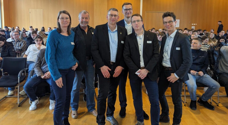 Die Organisatoren und Jurymitglieder freuen sich über die hervorragende Resonanz: (von links) Gabriele Paßgang (Effizienz-Agentur NRW), Klaus Meyer (Energie Impuls OWL), Frank Meyer zur Heide (DeTec GmbH), Arne Potthoff (IHK Ostwestfalen), Thomas Becker (Sparkasse Paderborn-Detmold) und Matthias Carl (IHK Lippe). Foto: IHK LIppe