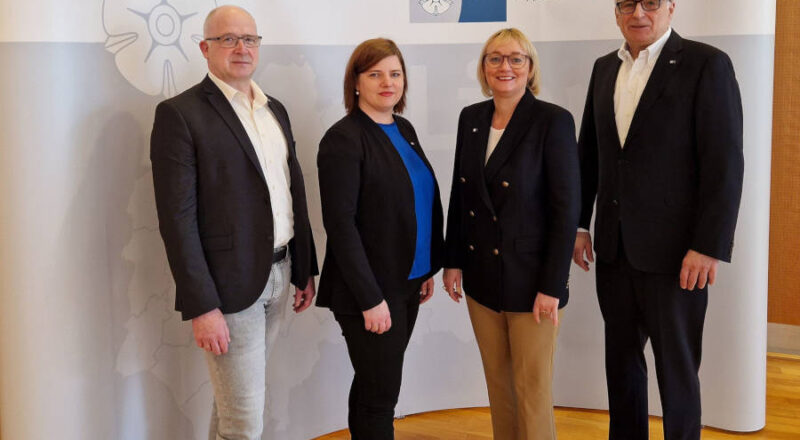 Fachkräftesituation in Lippe. Volker Steinbach (r.), Präsident der IHK Lippe stellt zusammen mit IHK-Hauptgeschäftsführerin Svenja Jochens (2.v.r) sowie Christina Flöter (2.v.l.) und Martin Raithel (l.), beide IHK Lippe, die Umfrageergebnisse der IHK-Umfrage vor Foto: IHK Lippe