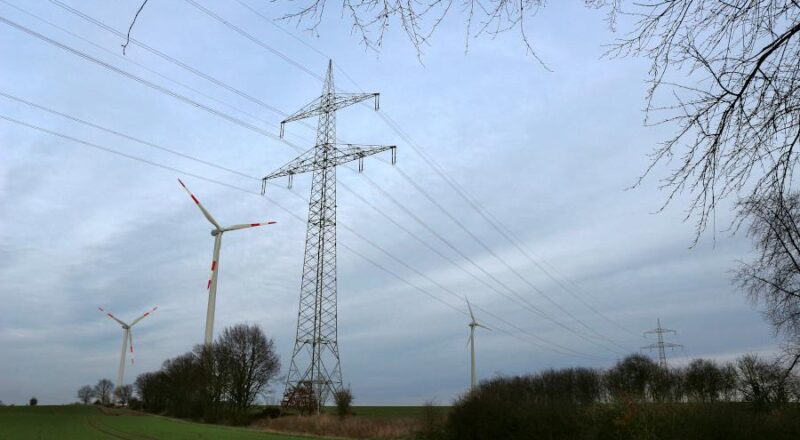 Windkraftanlagen und Stromleitungen auf dem Lehagen in Greste. Symbolfoto: Thomas Dohna